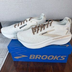 NWT Brooks Adrenaline GTS 25 Women Size 6 Leopard